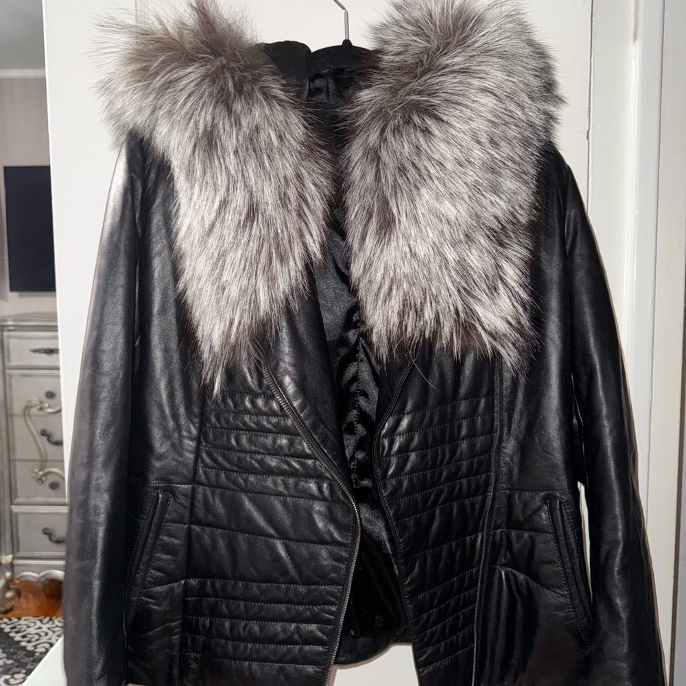 Luxurious Black Leather Jacket with real fox Fur Collar